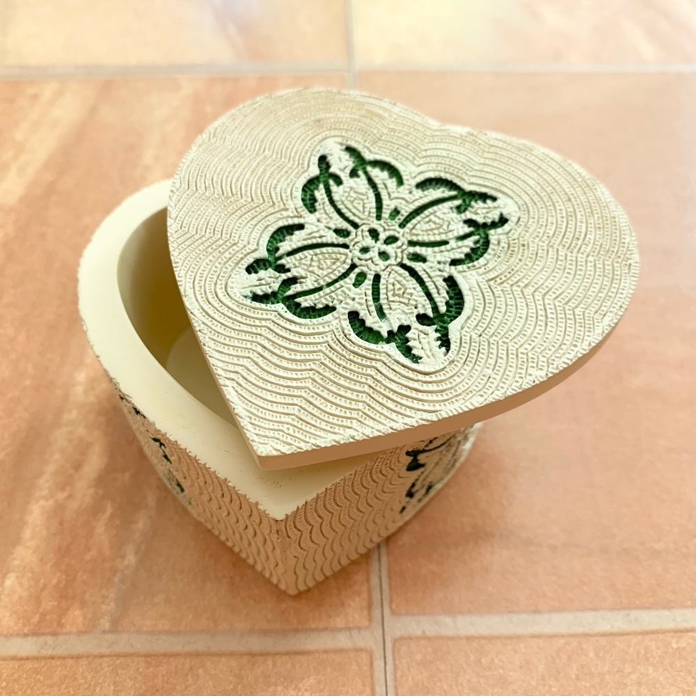 White & Green Heart-Shaped Mini Floral Decorative Design Jewelry Trinket Box